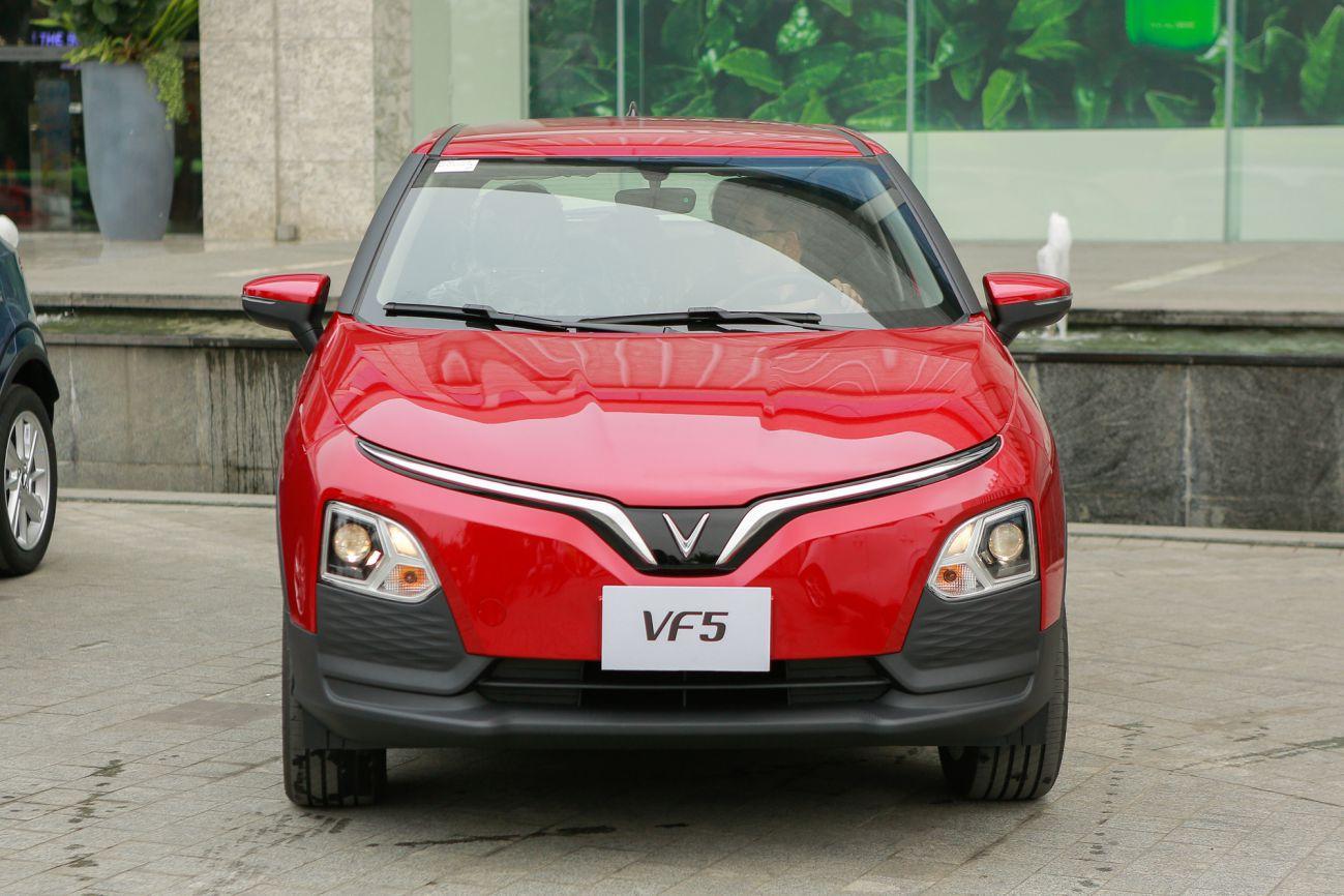 xe hơi vf5 màu đỏ