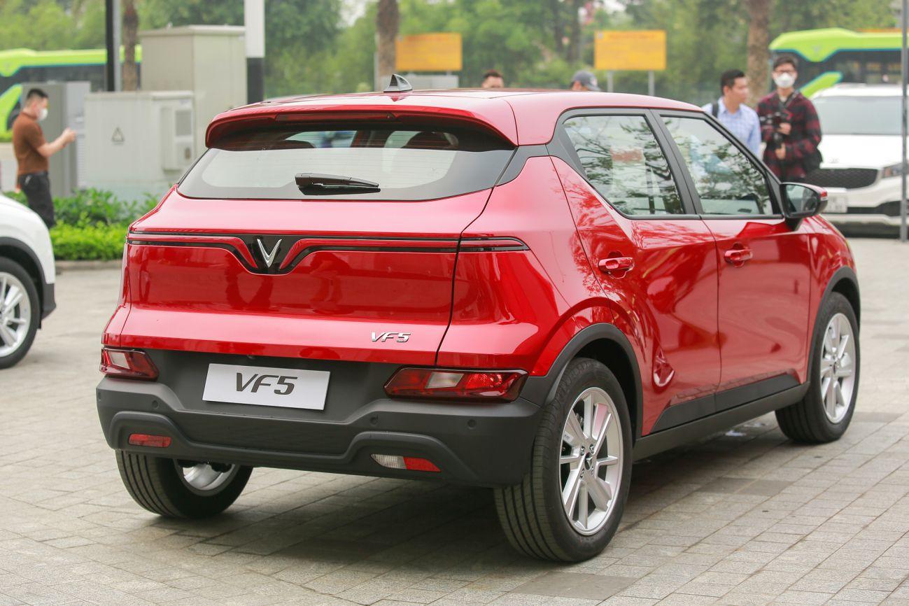 xe hơi vf5 màu đỏ