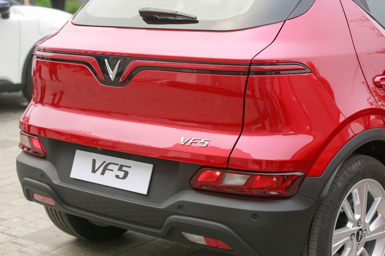 phần đuôi xe hơi vf5 màu đỏ
