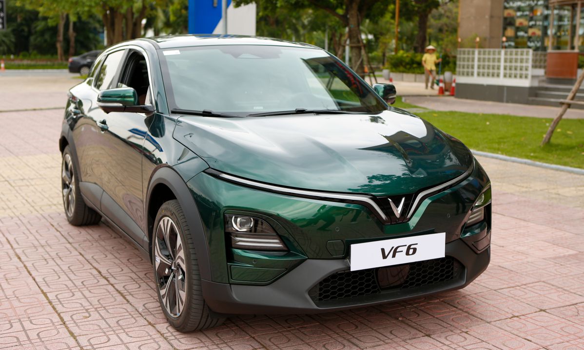 xe hơi màu xanh ngọc vinfast vf6 đang đậu