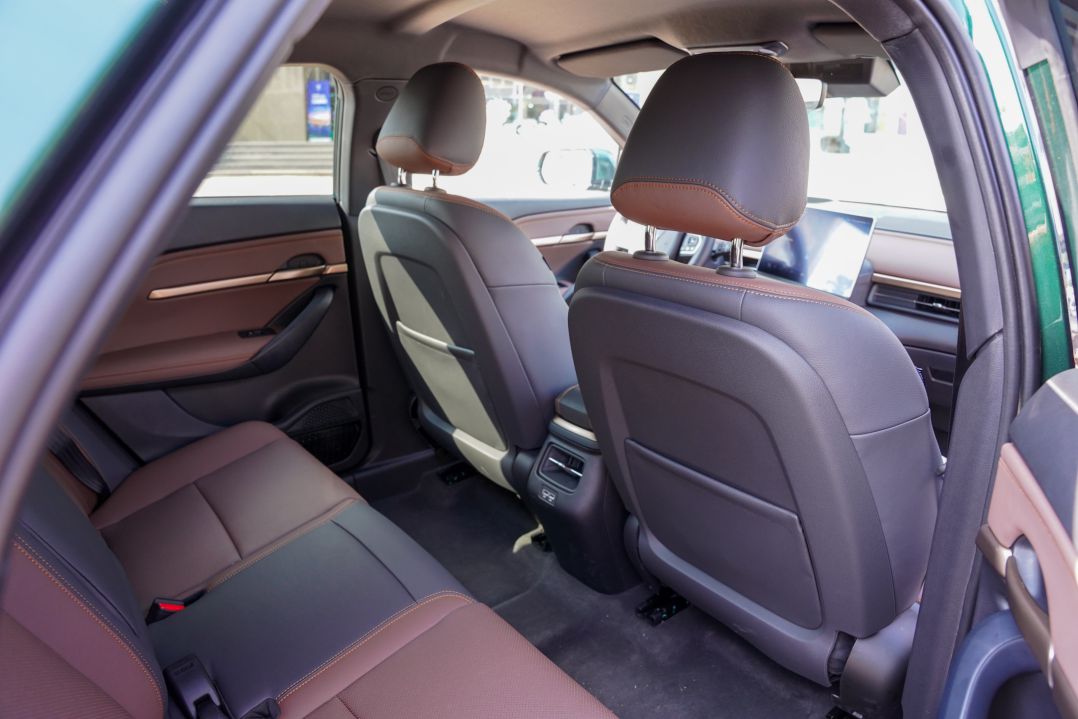 khoang ghế sau xe hơi vinfast vf6