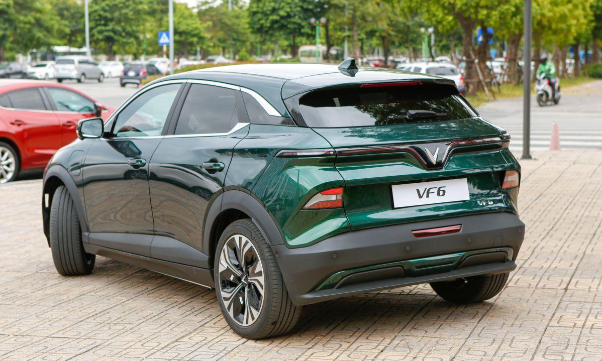 hình đuôi xe hơi màu xanh ngọc vinfast vf6