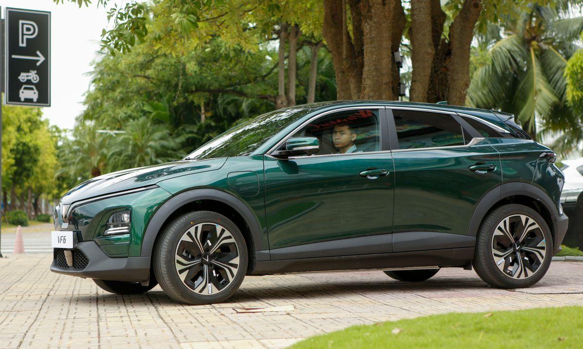 xe hơi vinfast vf6 màu xanh ngọc