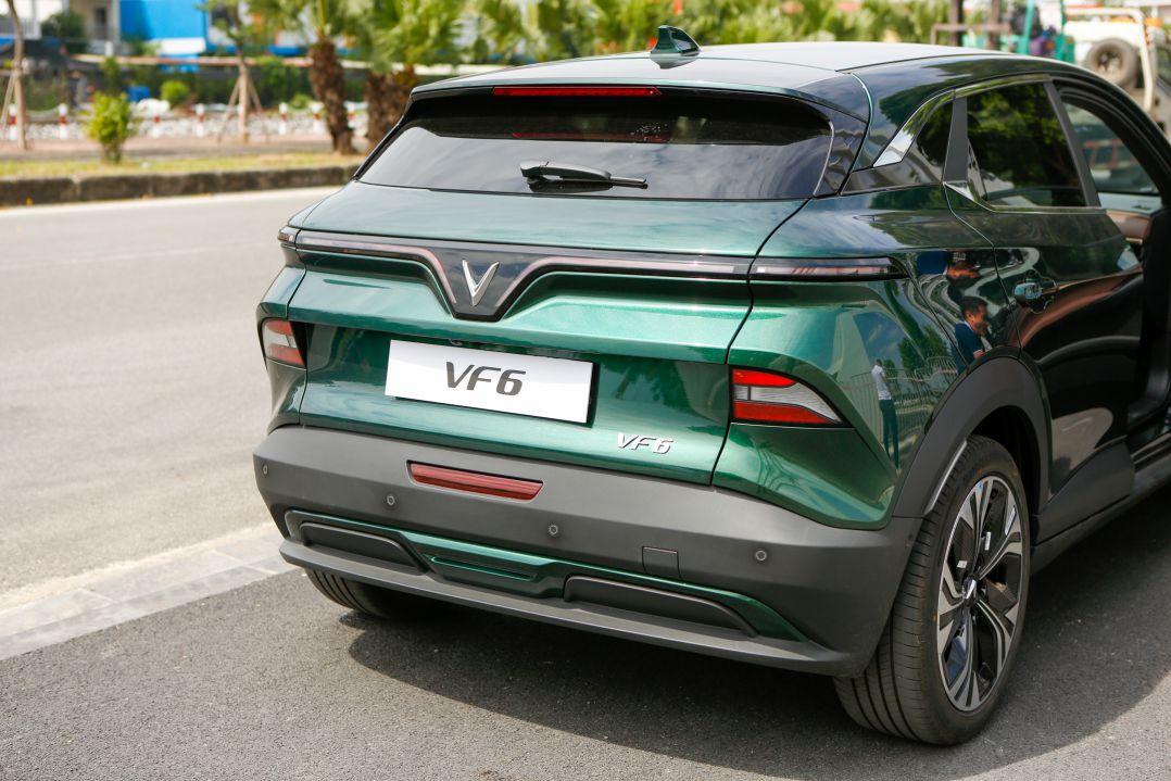 phần đuôi xe hơi màu xanh ngọc vinfast vf6