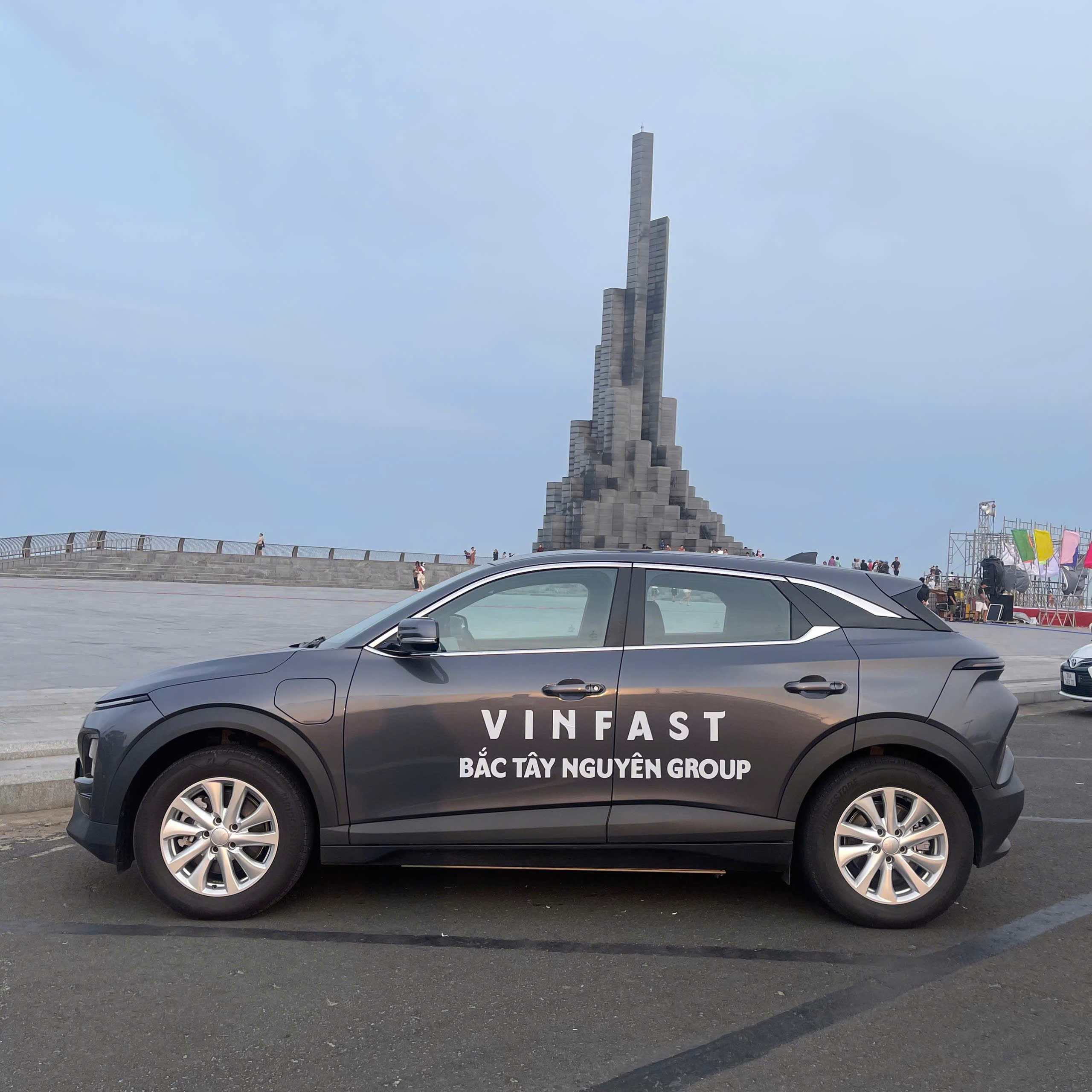 xe hơi màu xám vinfast vf6 đậu tại tháp nghinh phong