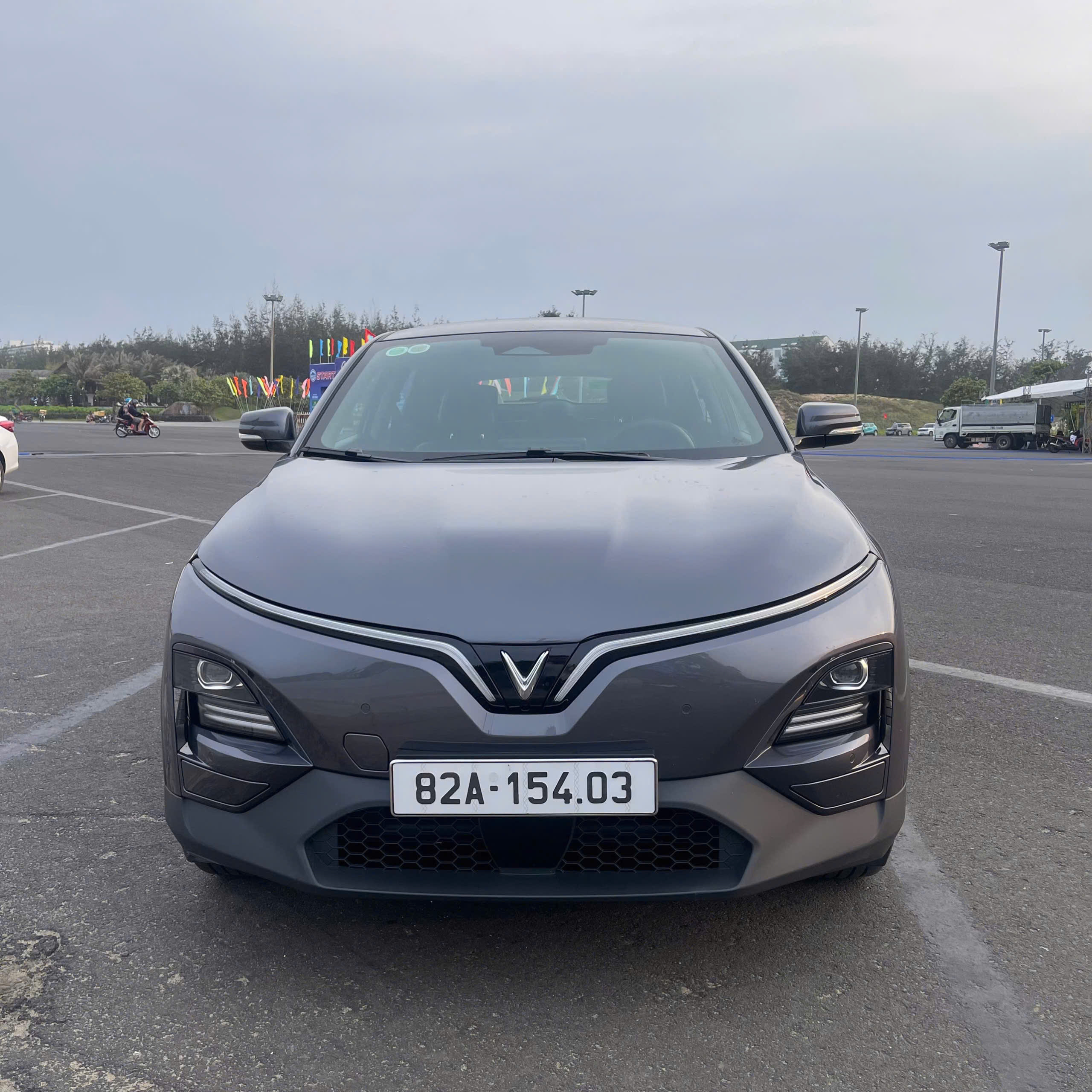 xe hơi màu xám vinfast vf6