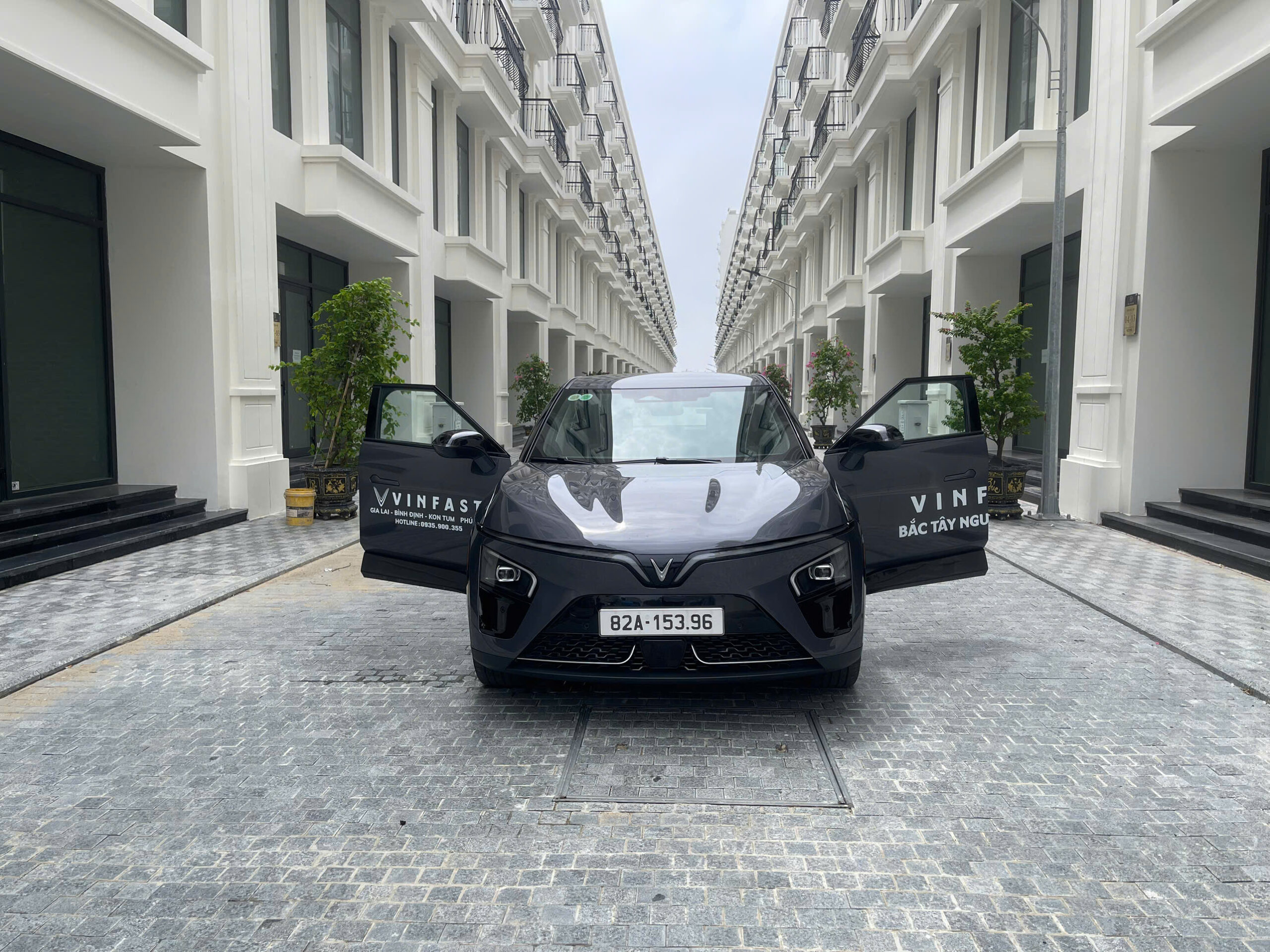 Xe hơi màu xám mở cửa vinfast vf7