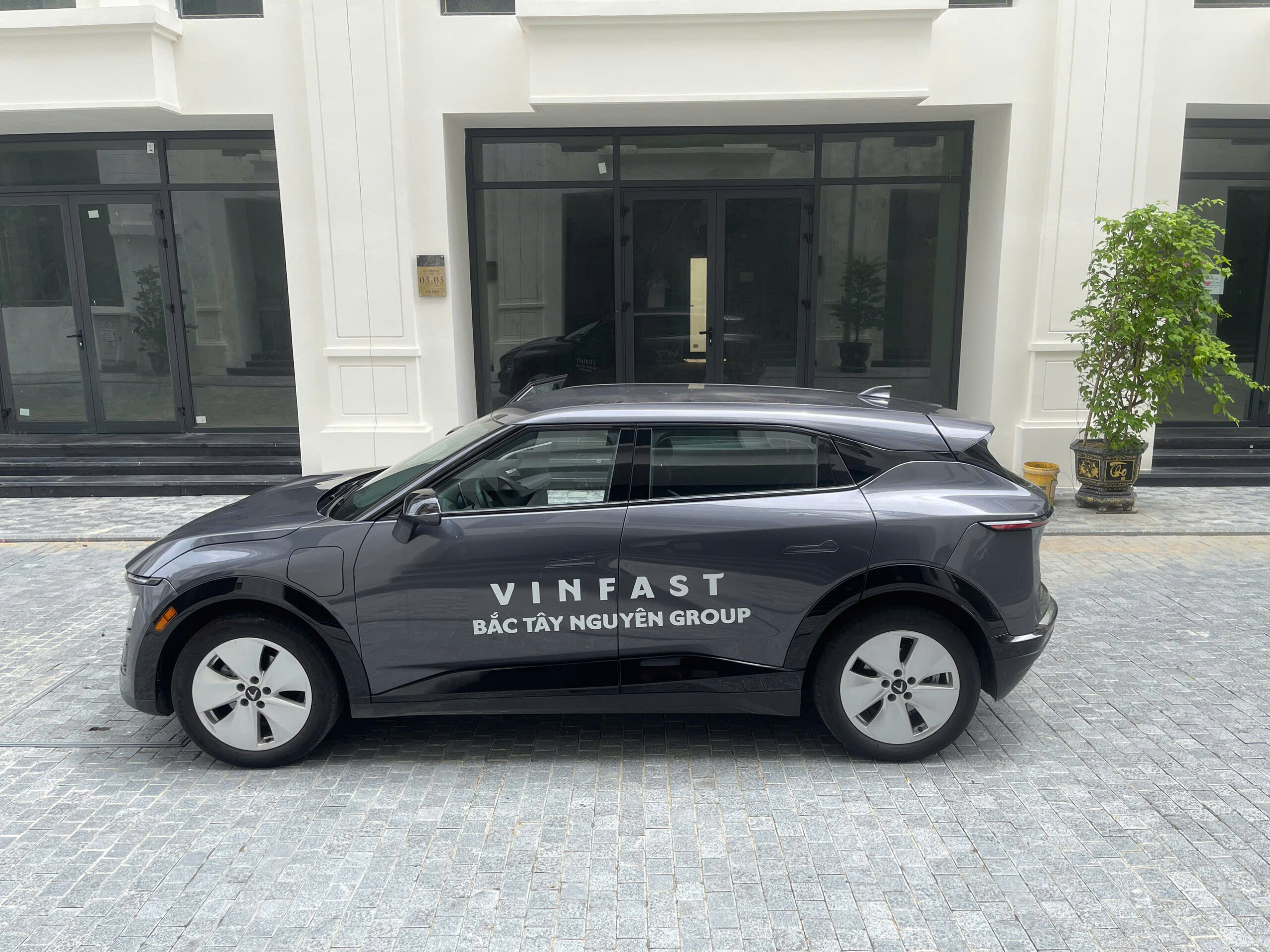 xe hơi màu xám Vinfast vf7