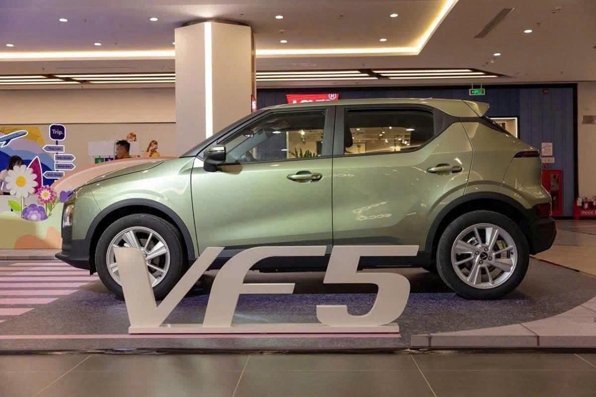 xe hơi màu xanh lá cây